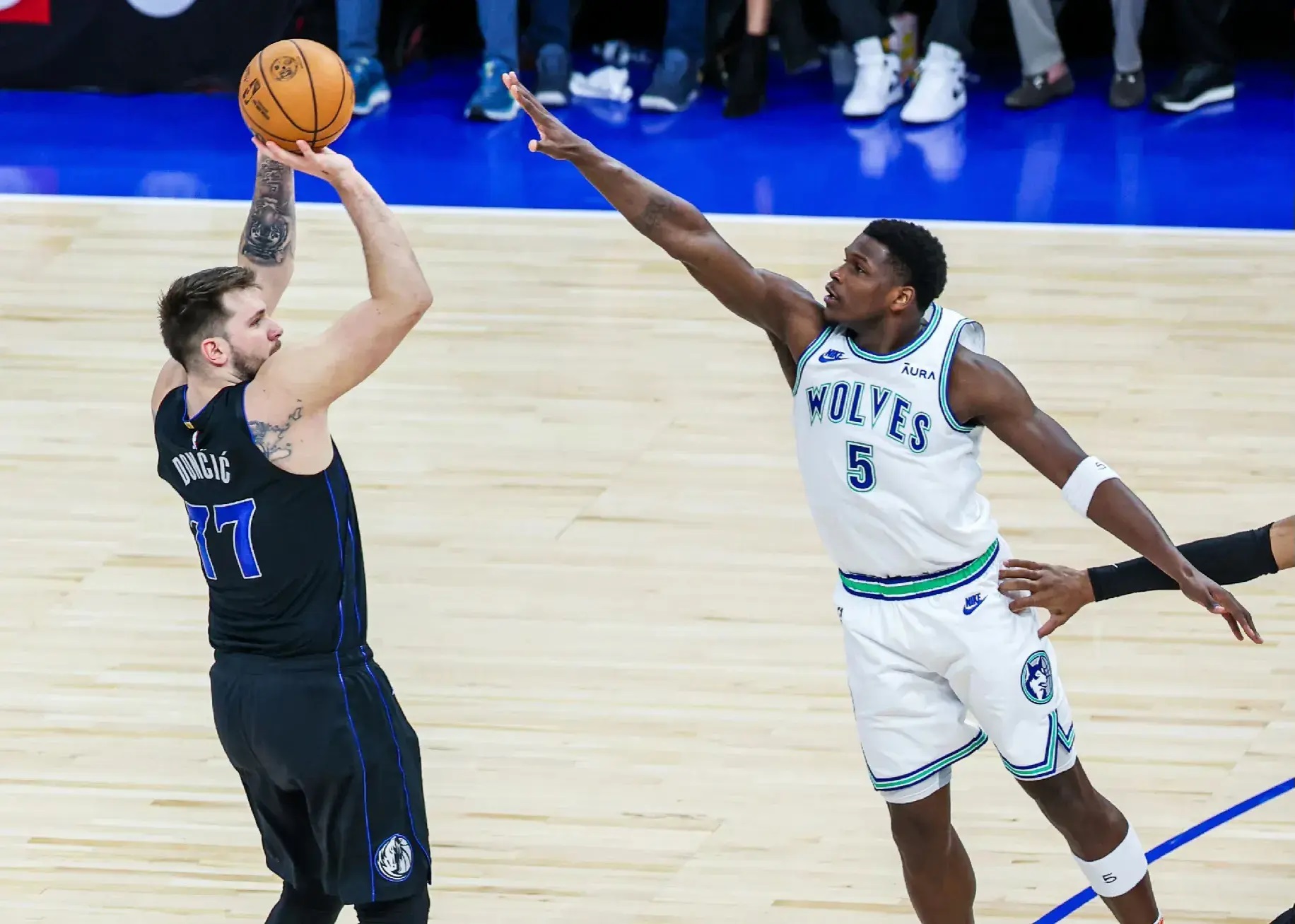  欧冠八强战激情夜！爱德华兹里突外投，圣安东尼奥马刺鏖战广州队